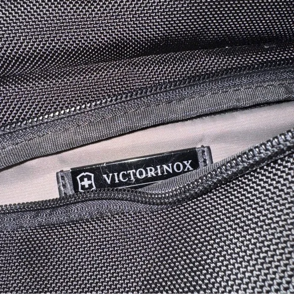 Victorinox Swiss Army Black Architecture 3.0 Zipper Laptop Backpack 31322301 - Picture 16 of 16